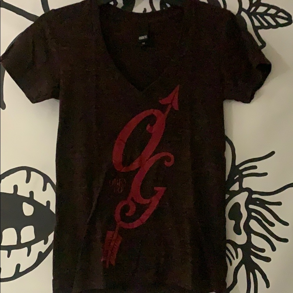 Obey arrow v neck